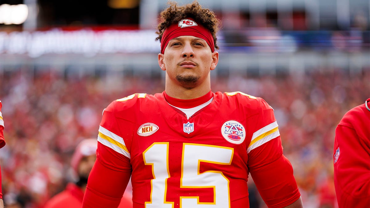 Patrick Mahomes looks on