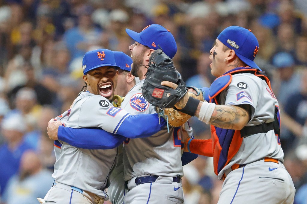 The Mets celebrate after defeating the Brewers in Game 3 on Oct. 3.