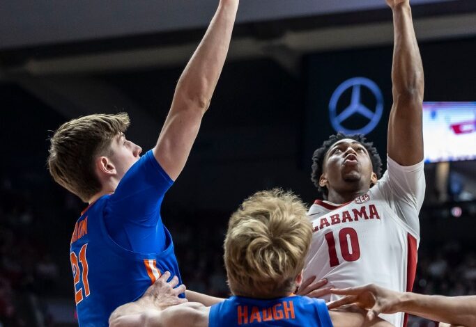 Alabama’s Mohamed Wague gets away with vicious elbow on Florida player