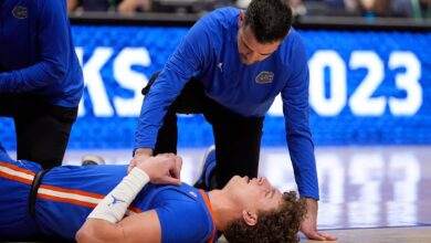 Florida's Micah Handlogten suffers gruesome injury, stretchered off court