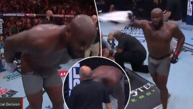 Derrick Lewis moons crowd, tosses protective cup after UFC win