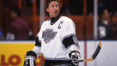 INGLEWOOD, CA - DECEMBER 4: Wayne Gretzky #99 of the Los Angeles Kings on December 4, 1994 at the Great Western Forum in Inglewood, California. (Photo By Andrew D. Bernstein/Getty Images)