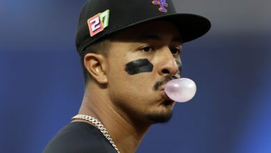 Mark Vientos blows a bubble during the Mets' 7-3 win over the Marlins on Aug. 16, 2024.