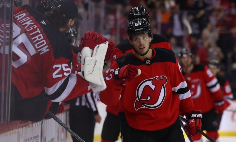 NHL: New York Islanders at New Jersey Devils