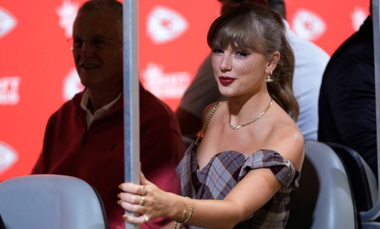 Troy Aikman suggests Travis Kelce, Taylor Swift tied the knot during NFL broadcast: 'The missus liked it'